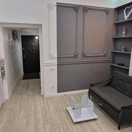 Appartamento Чорно -Білий Люкс В Центрі Leopoli Esterno foto
